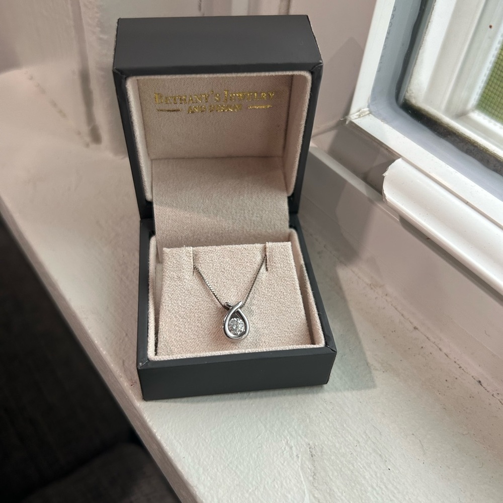 Simple diamond necklace